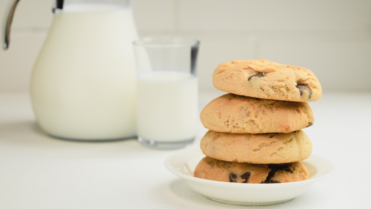 Печенье с шоколадной крошкой на столе с молоком