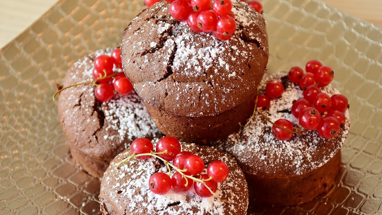 Шоколадные кексы с красной смородиной