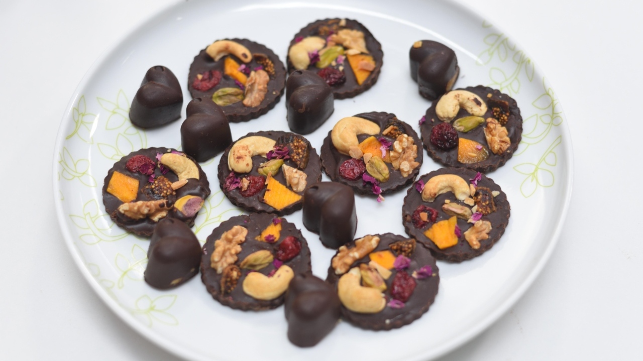 Шоколадные конфеты с орехами на тарелке