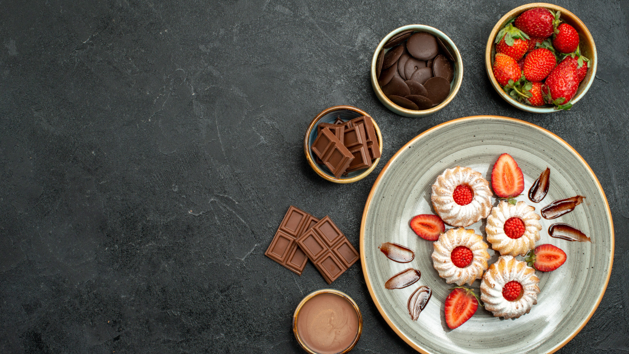 Печенье на столе с шоколадом и ягодами клубники