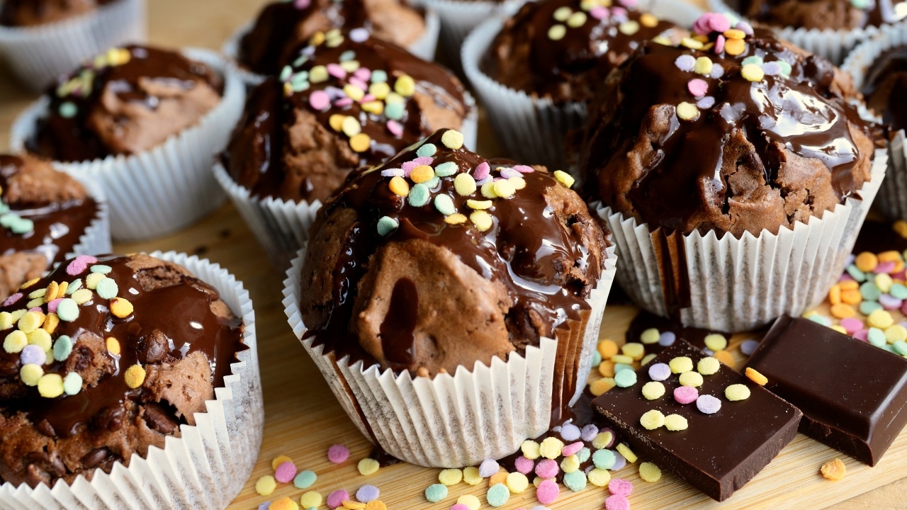 Кексы с шоколадной глазурью и сахарной посыпкой