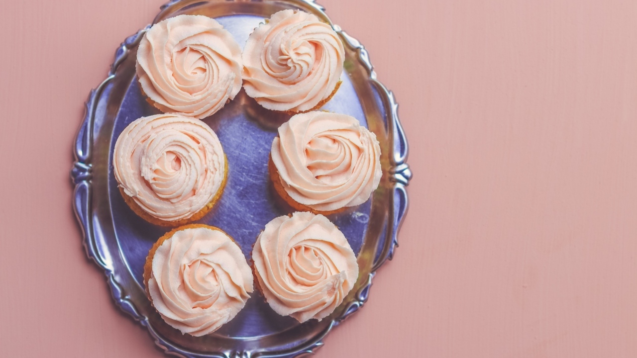 Кексы с розовым кремом на столе