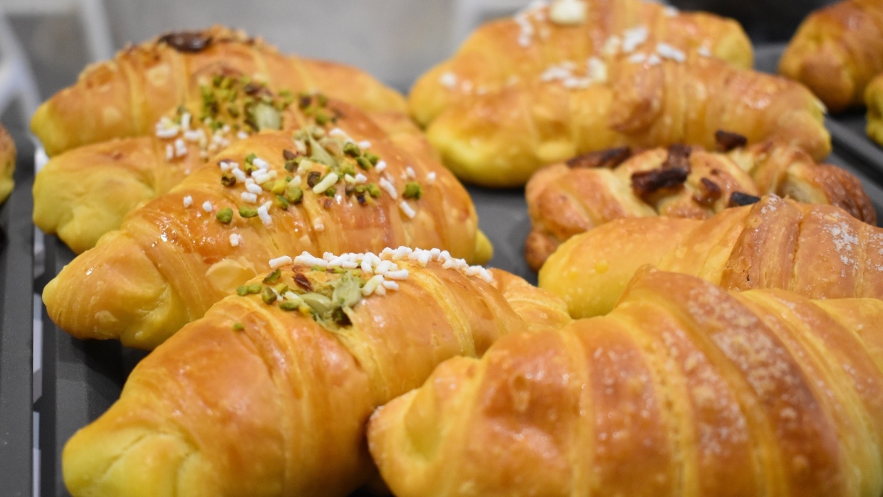 Вкусные сладкие круассаны на противне