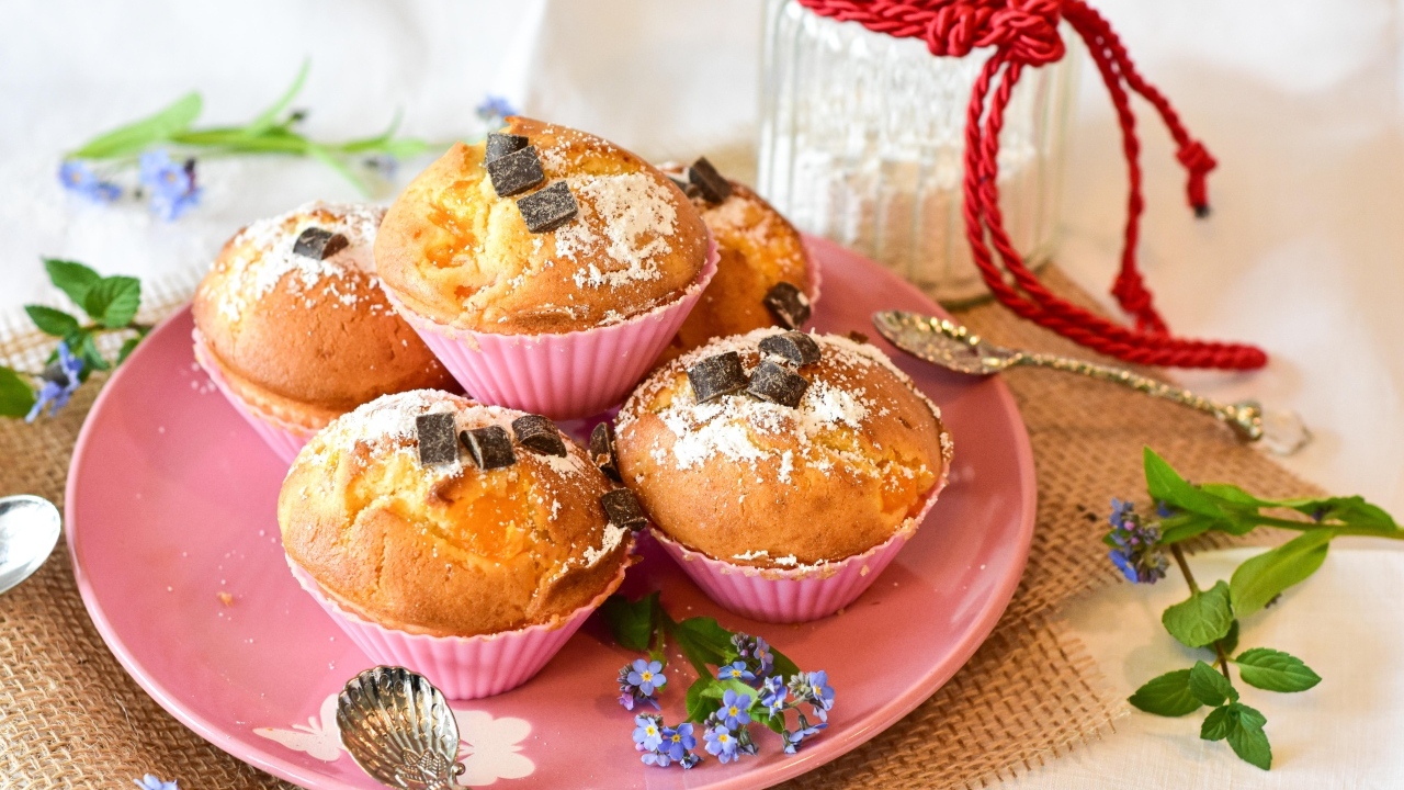 Вкусные сладкие свежие кексы на тарелке