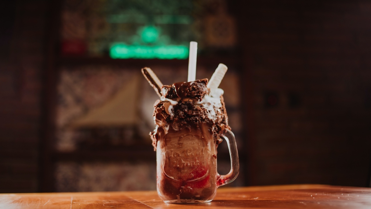 Десерт в стакане с трубочками