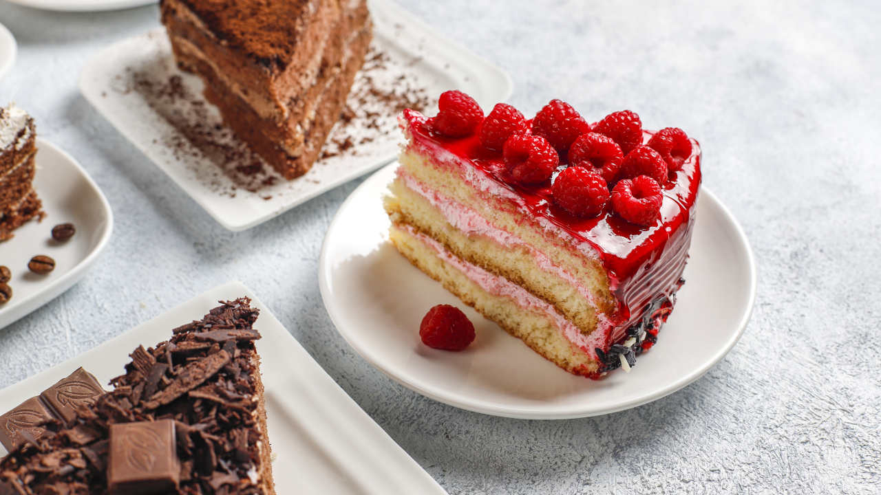 Разные куски аппетитного торта на столе