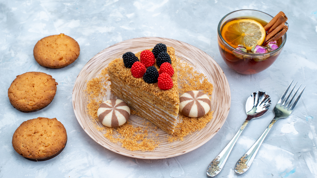 Торт медовик с чаем и печеньем на столе