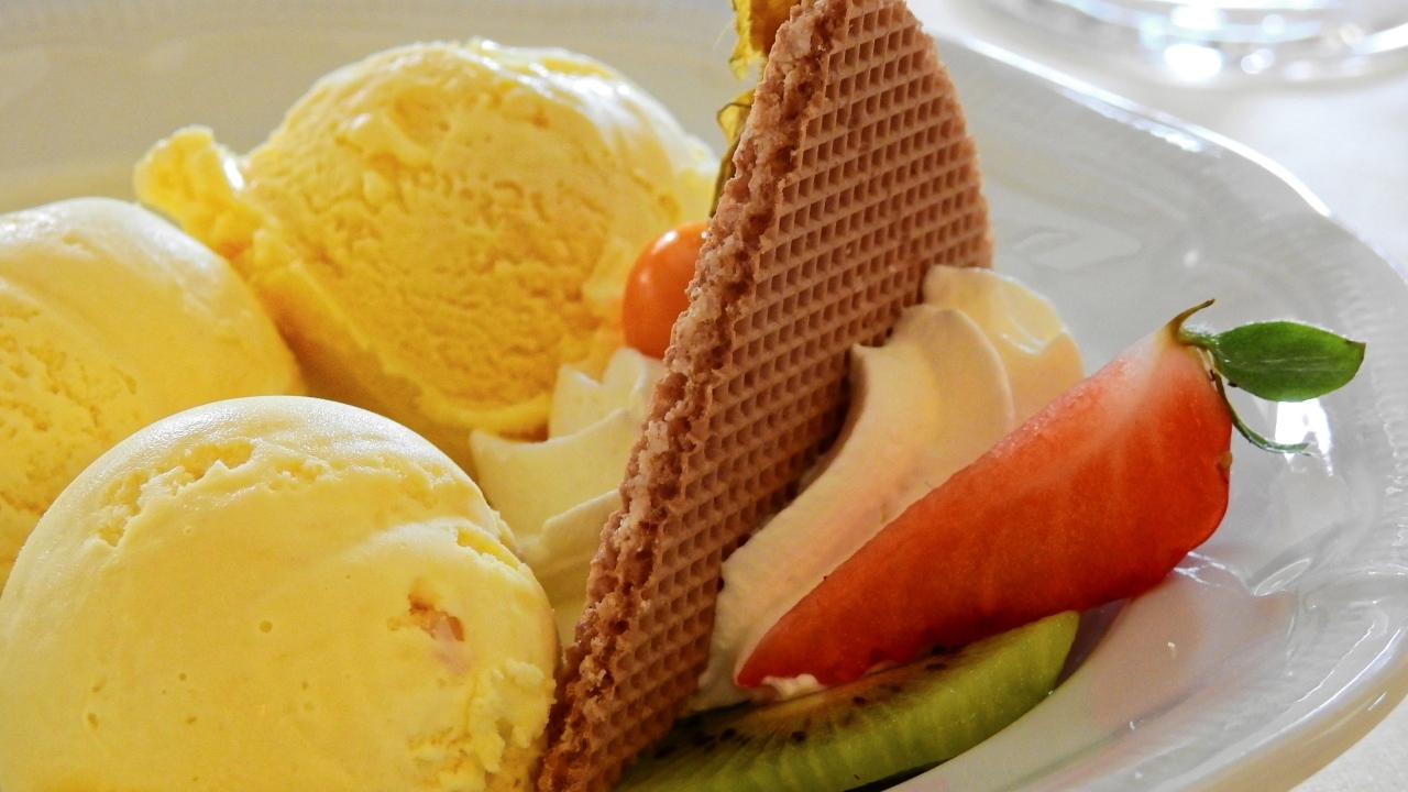 Шарики мороженого с вафлей в тарелке