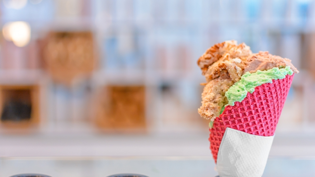 Мороженое с розовой вафле