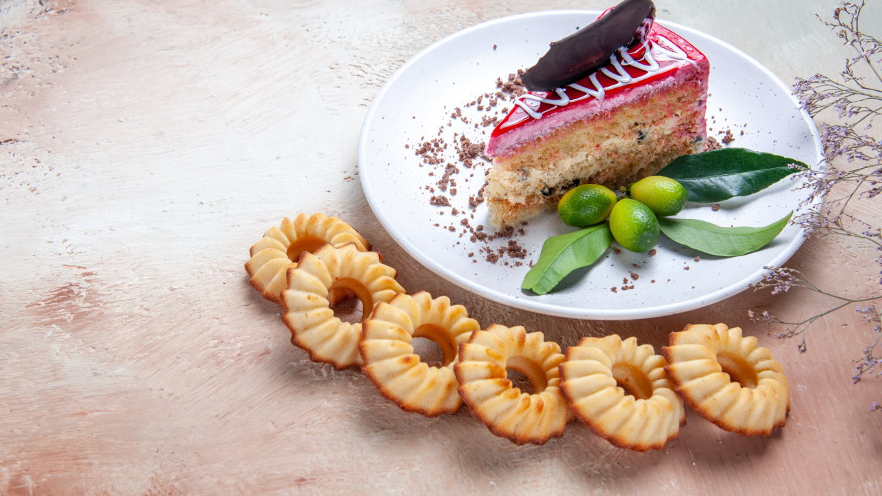 Кусок торта на столе с песочным печеньем