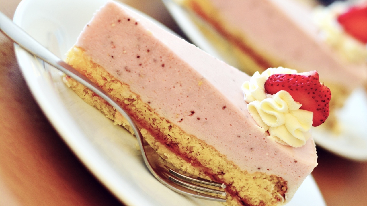 Кусок клубничного торта на тарелке