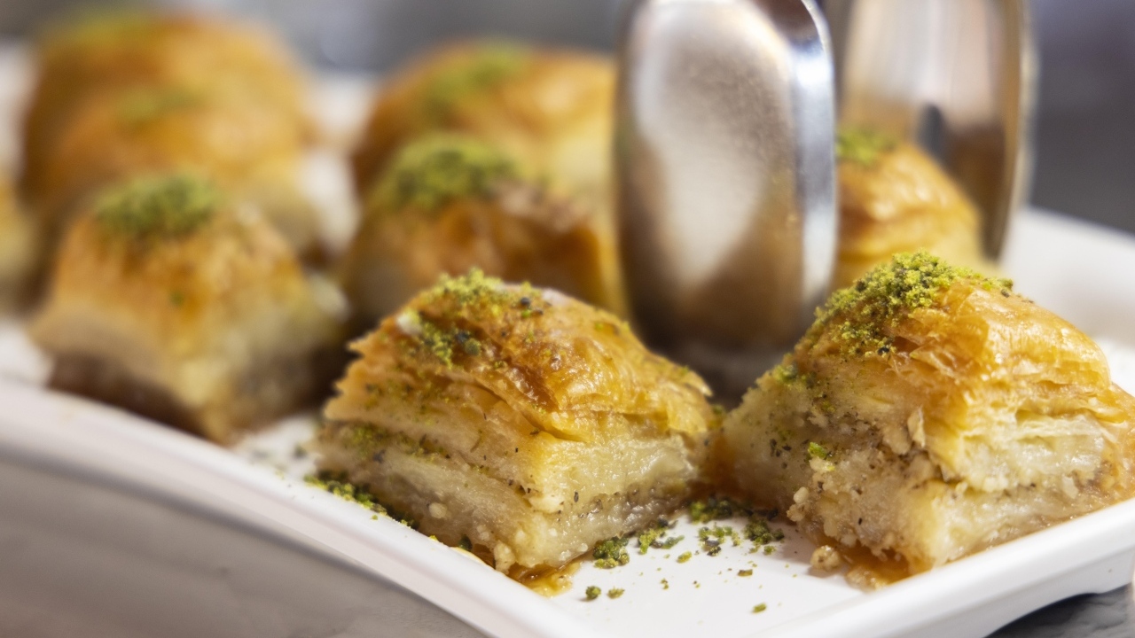 Кусочки сладкой медовой пахлавы