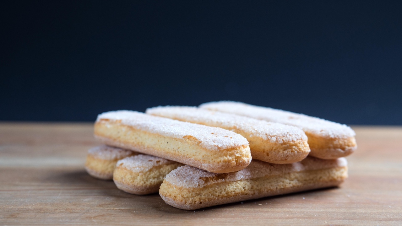 Печенье савоярди на деревянном столе