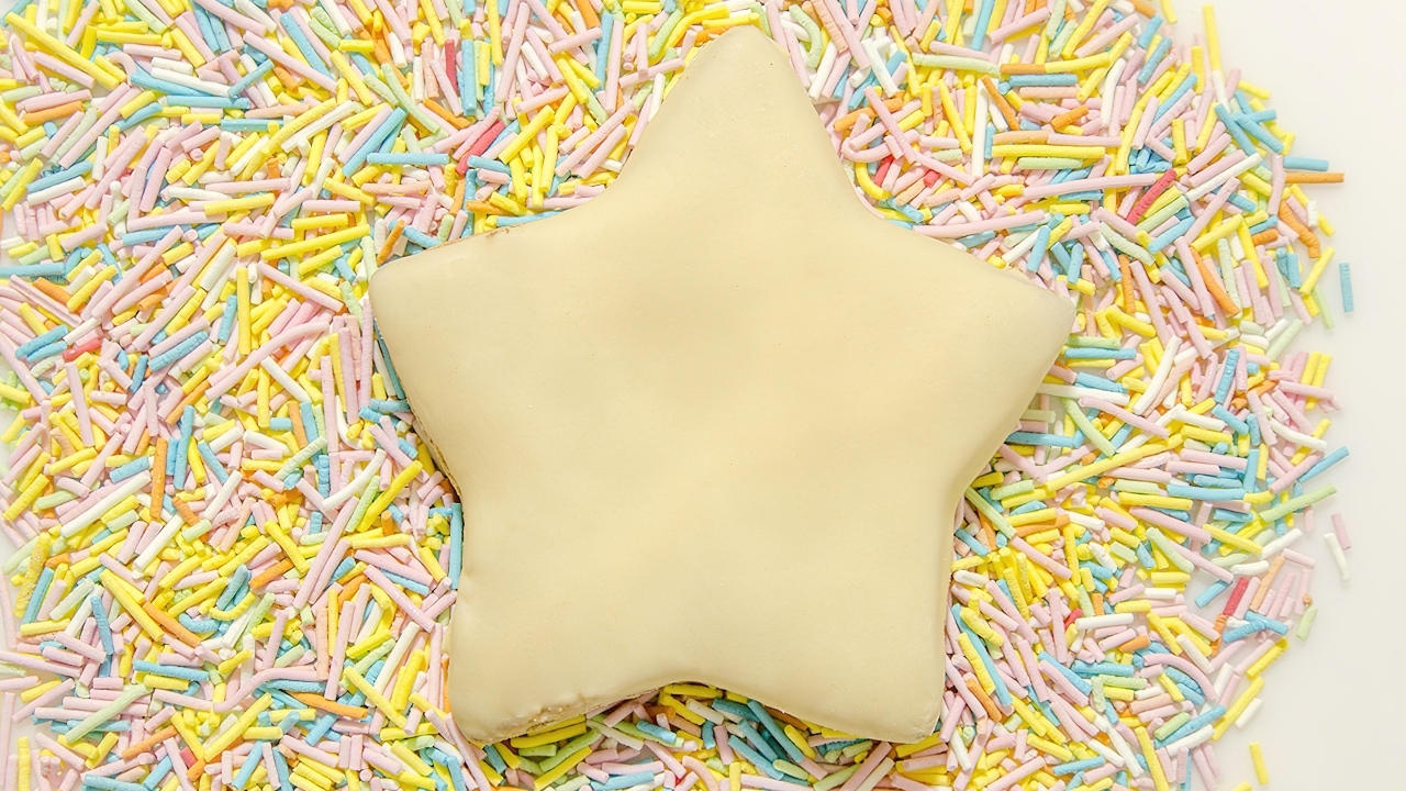 Имбирный пряник в форме звезды с сахарной посыпкой