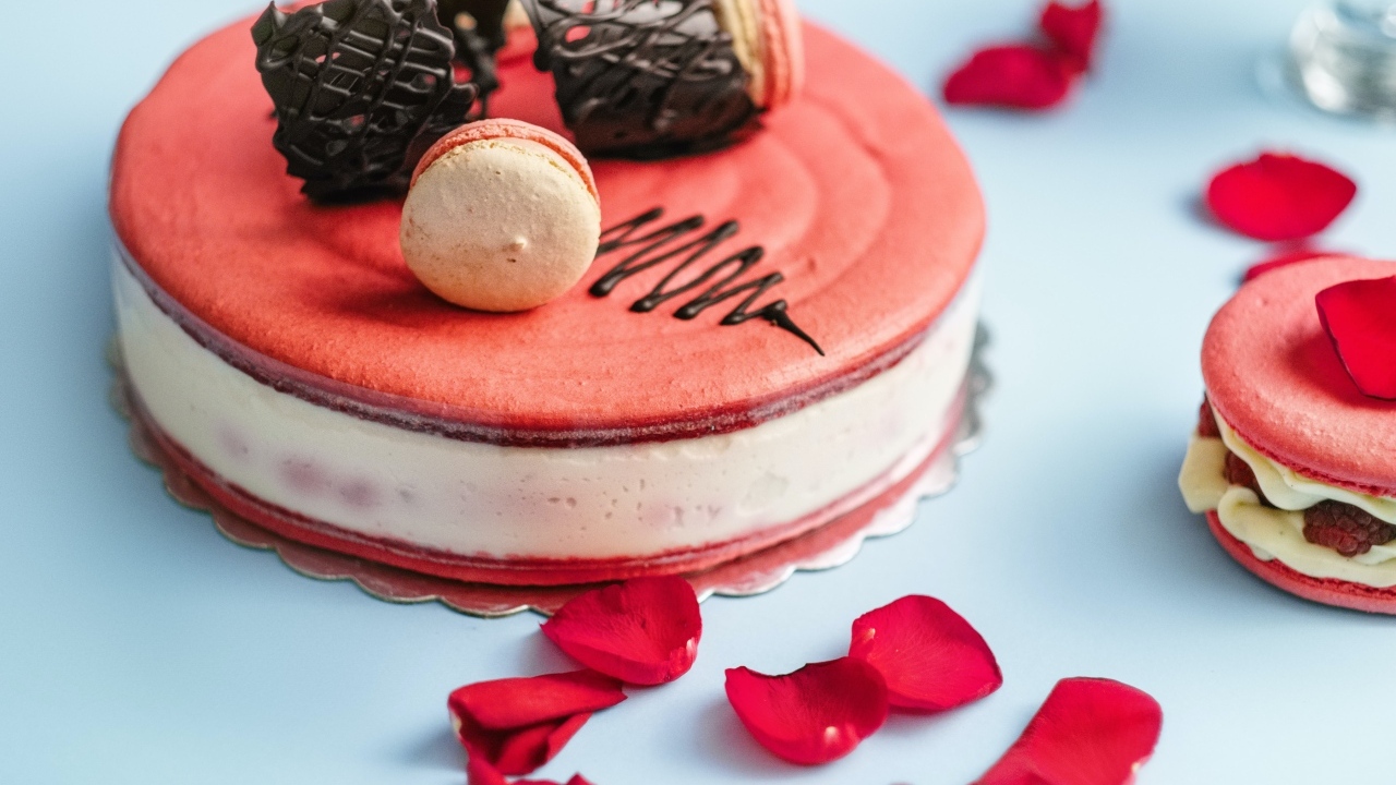 Сладкий торт мусс украшен макарунами