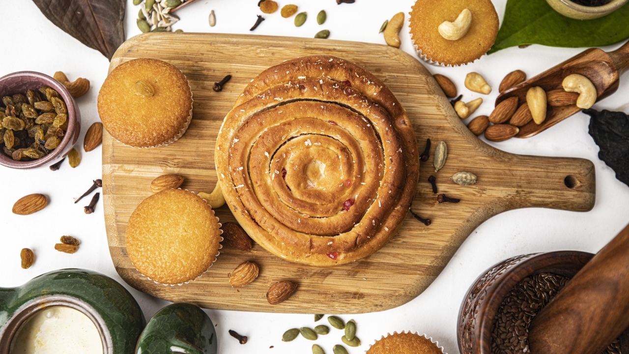 Сладкая выпечка на разделочной доске на столе