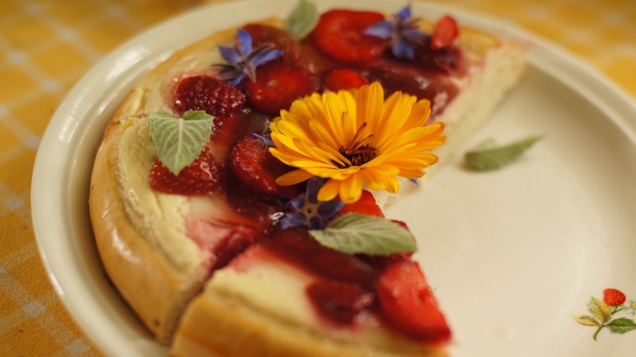 Сладкий пирог с кремом, ягодами и цветком