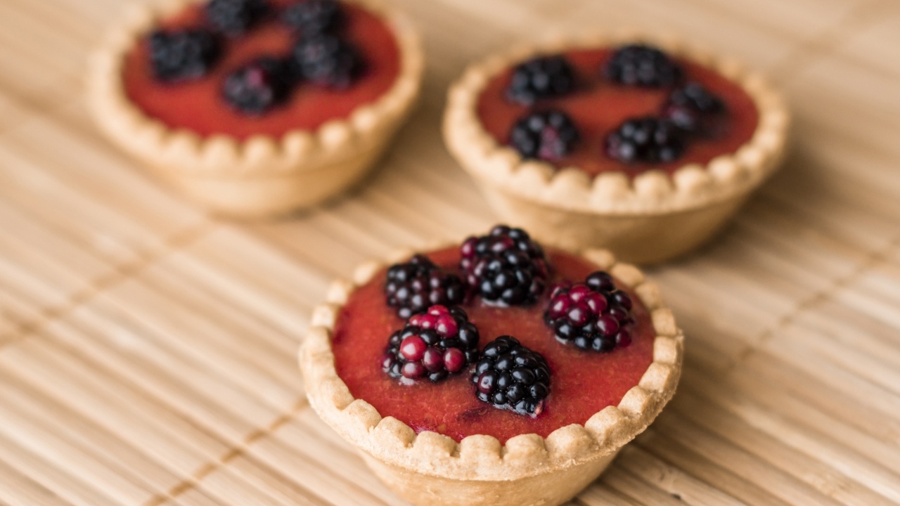 Три пирожных с ягодами и кремом