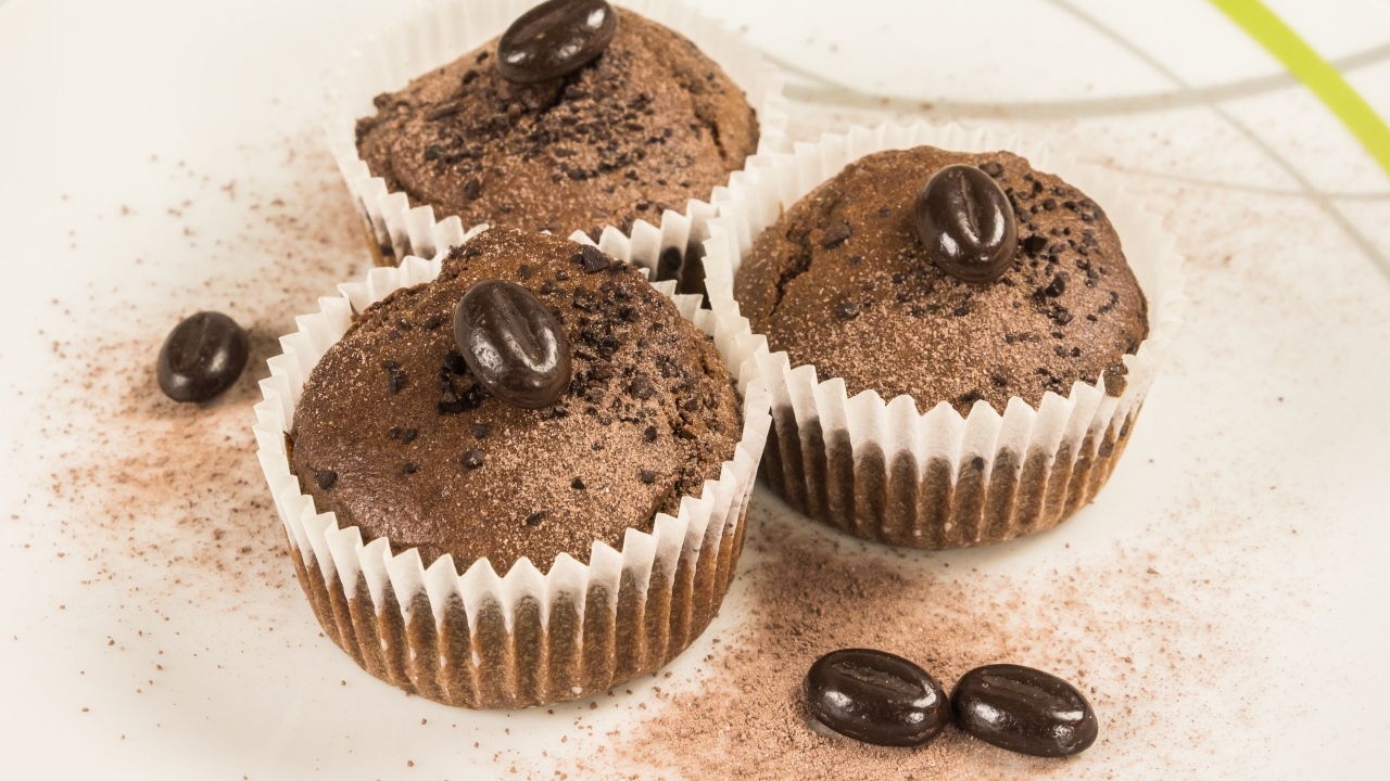 Три шоколадных кекса с кофейными зернами