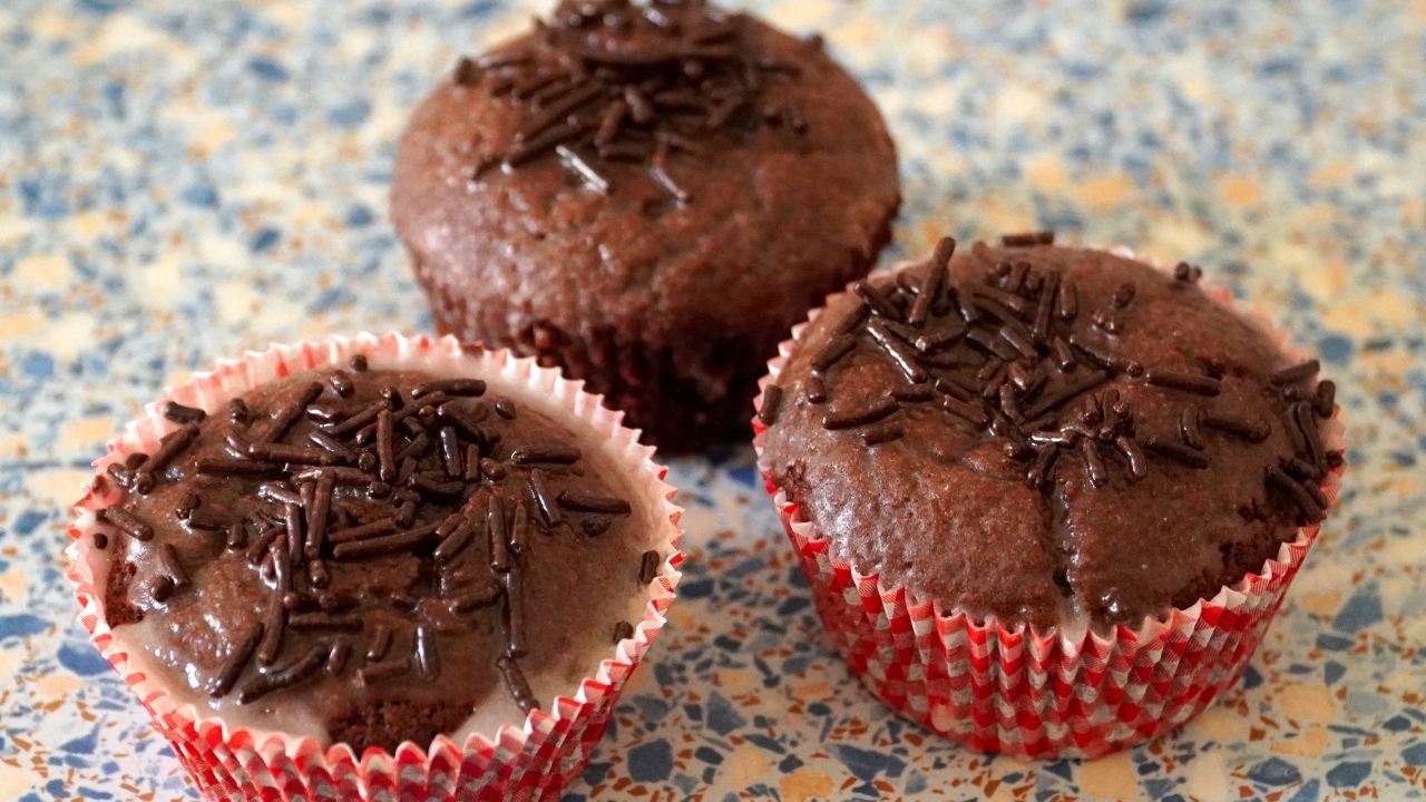 Три шоколадных маффина на столе