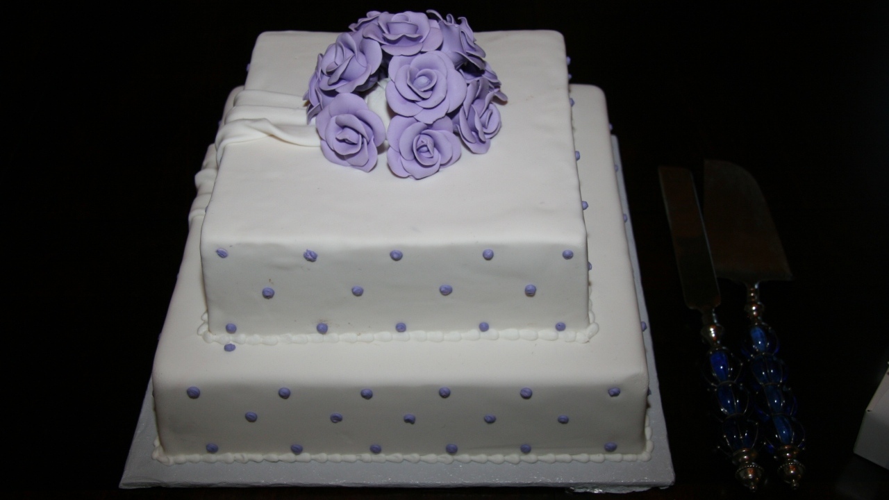 Свадебный торт с мастикой на черном фоне