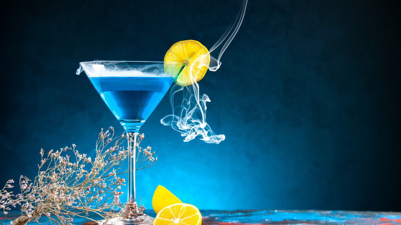 Голубой коктейль с лимоном на столе