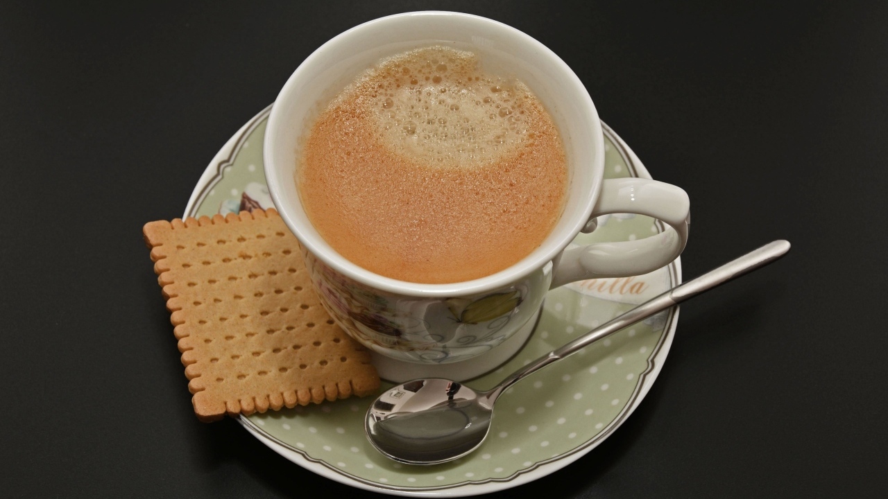 Чашка кофе с печеньем на блюдце