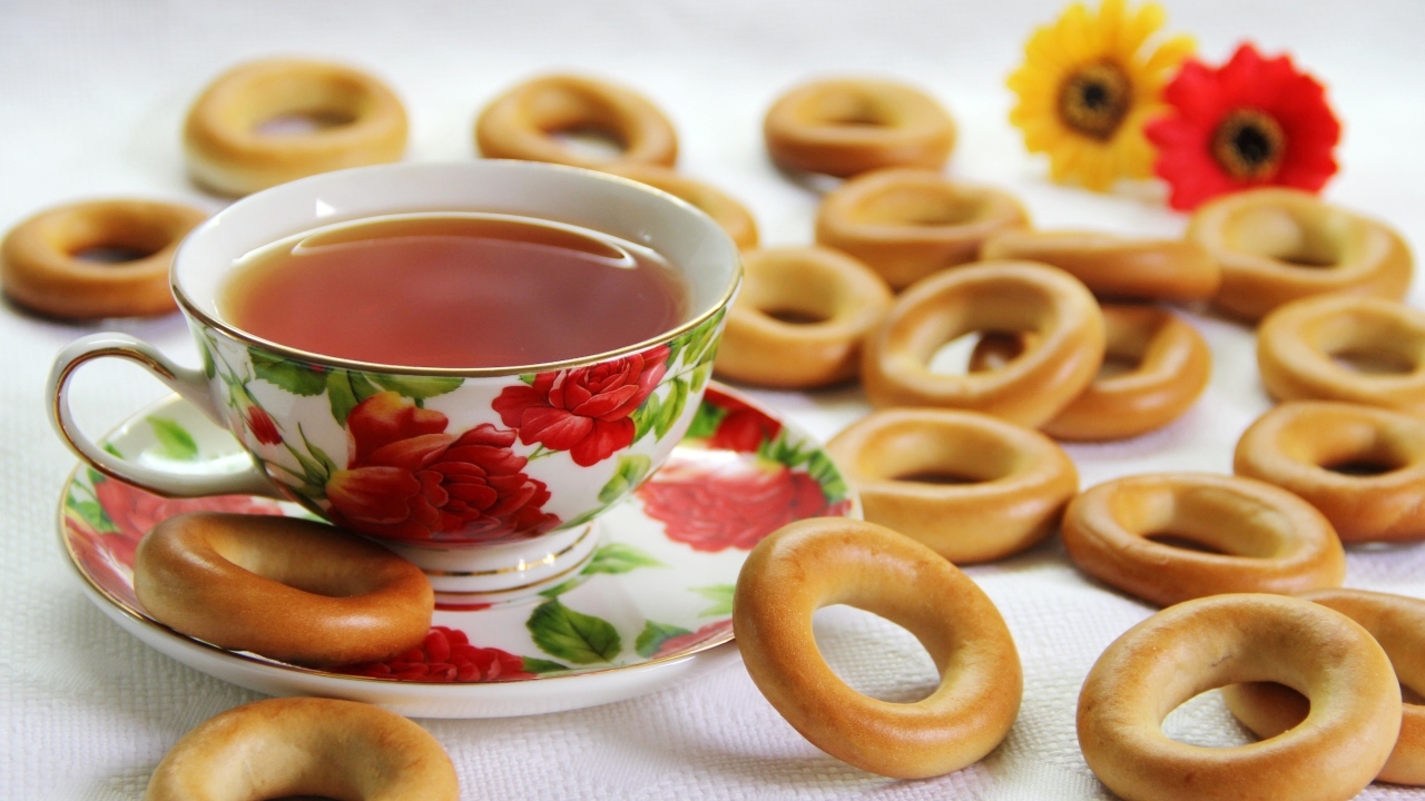 Чашка чая на столе с бубликами