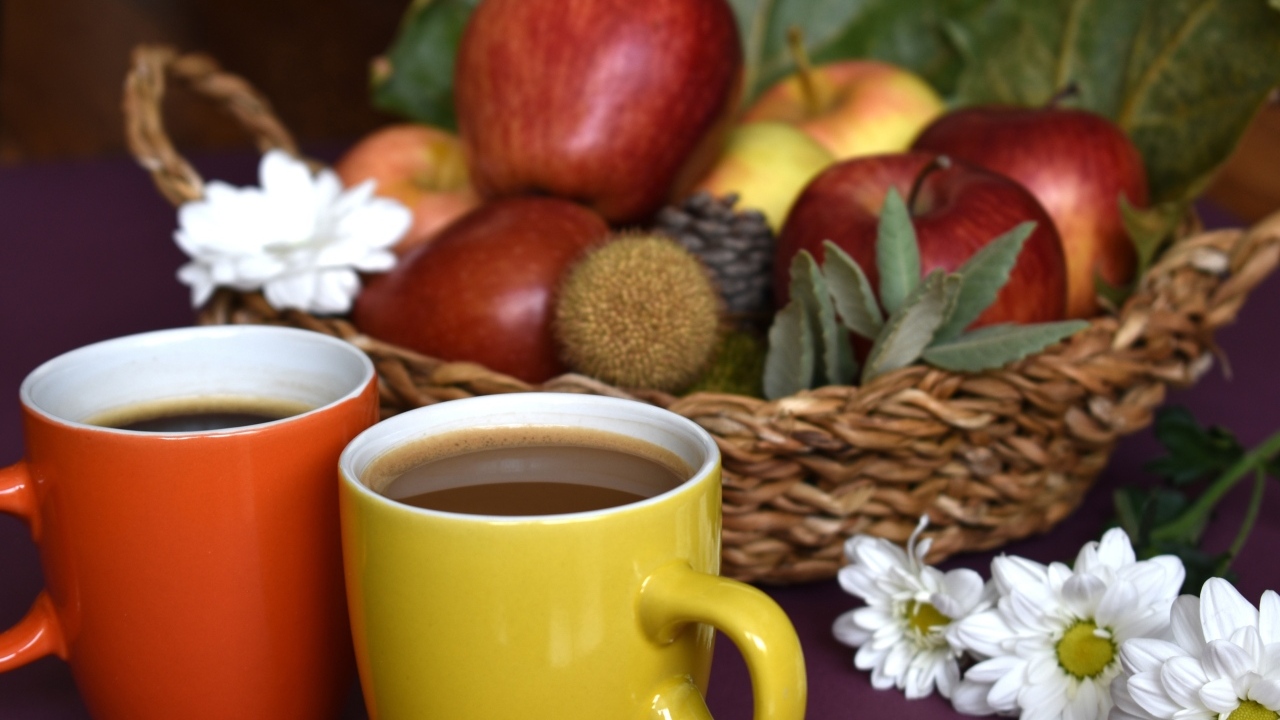 Две чашки кофе на столе с фруктами