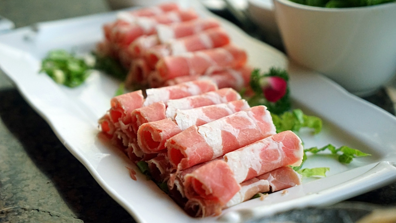 Рулетики из бекона на столе