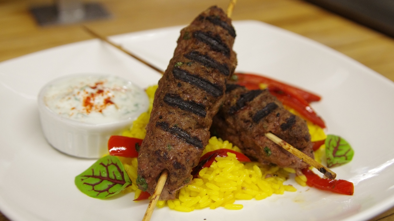 Люля кебаб на тарелке с рисом