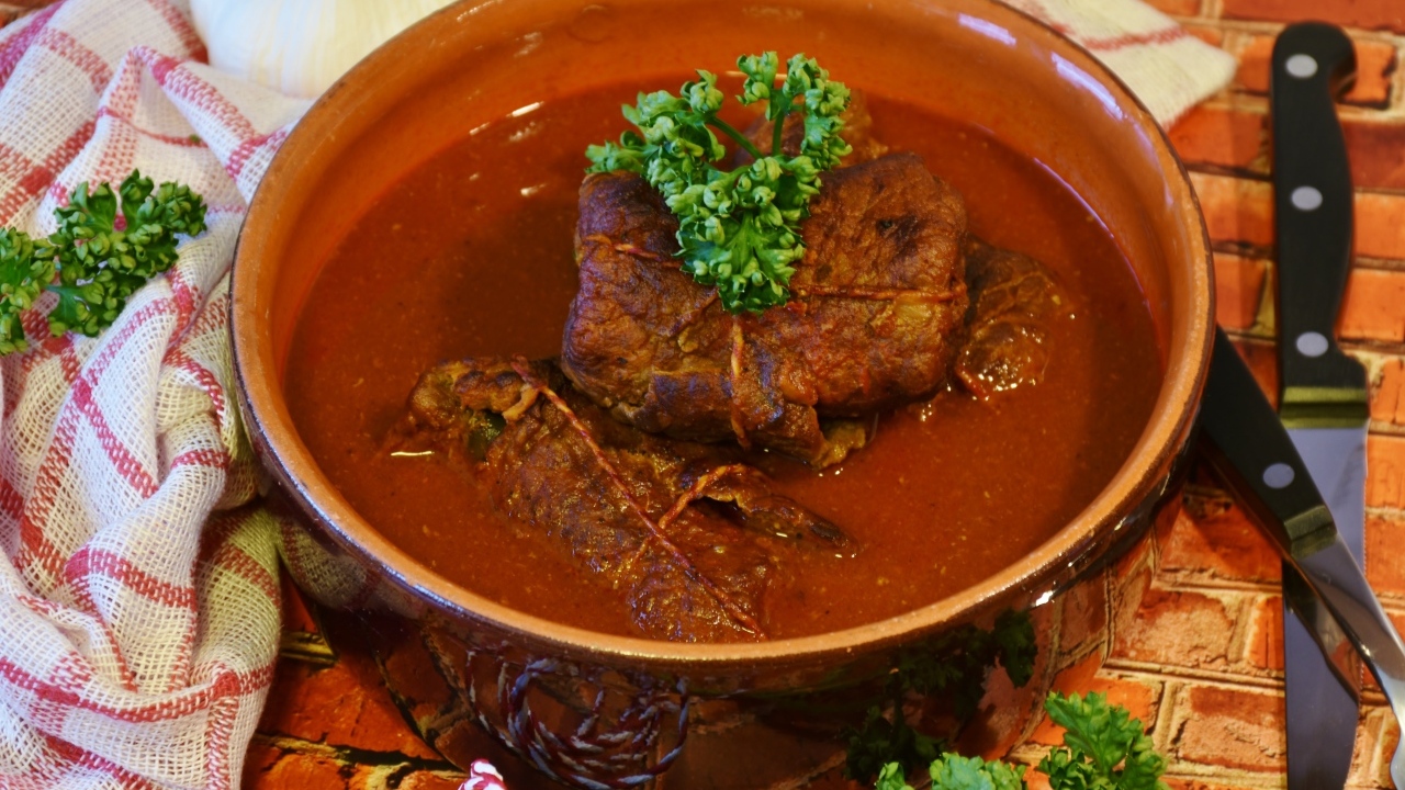 Мясные рулетики в тарелке с соусом