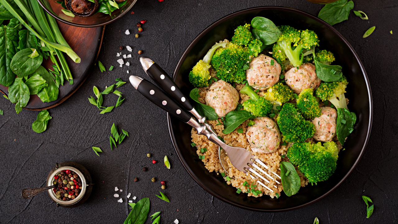 Фрикадельки в сковороде с кашей и брокколи