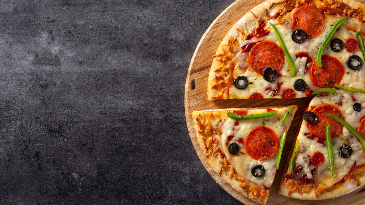 Аппетитная пицца с колбасой на столе