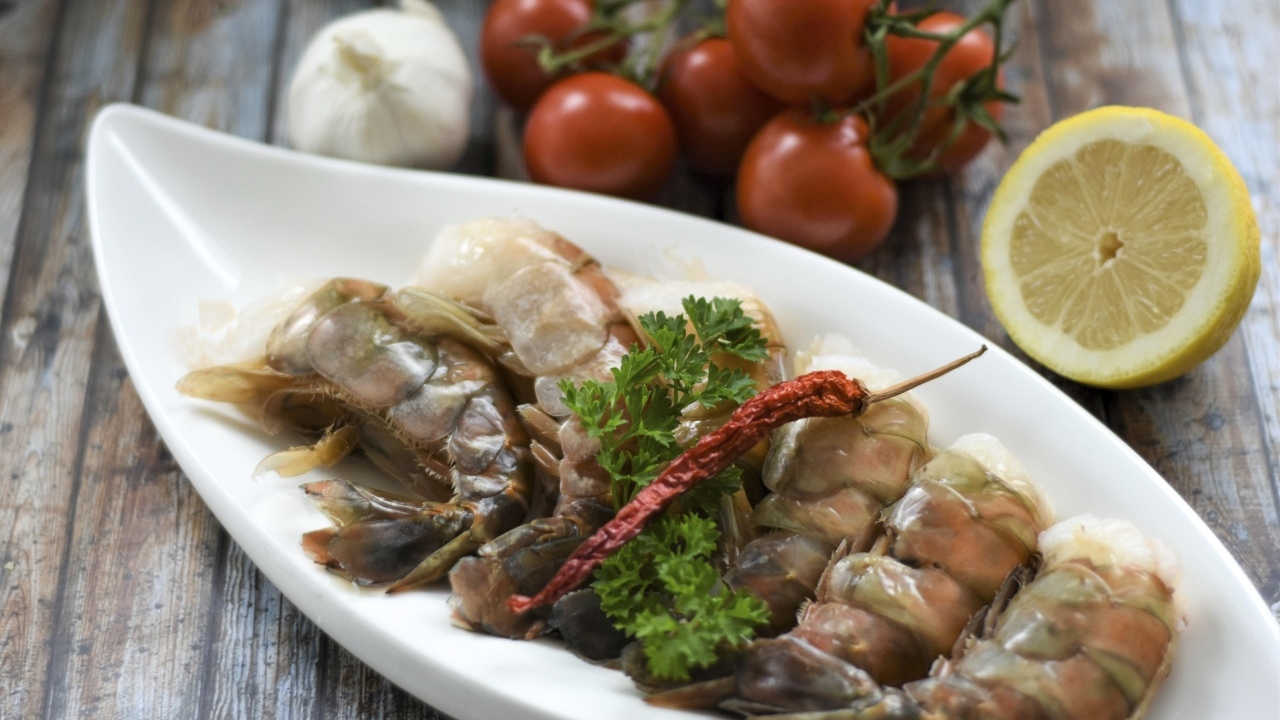 Сырые королевские креветки  на тарелке