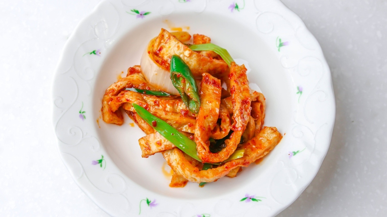 Острая рыба кусочками на тарелке