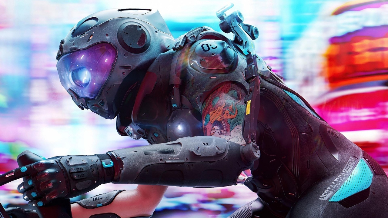 Девушка cyberpunk в костюме на мотоцикле