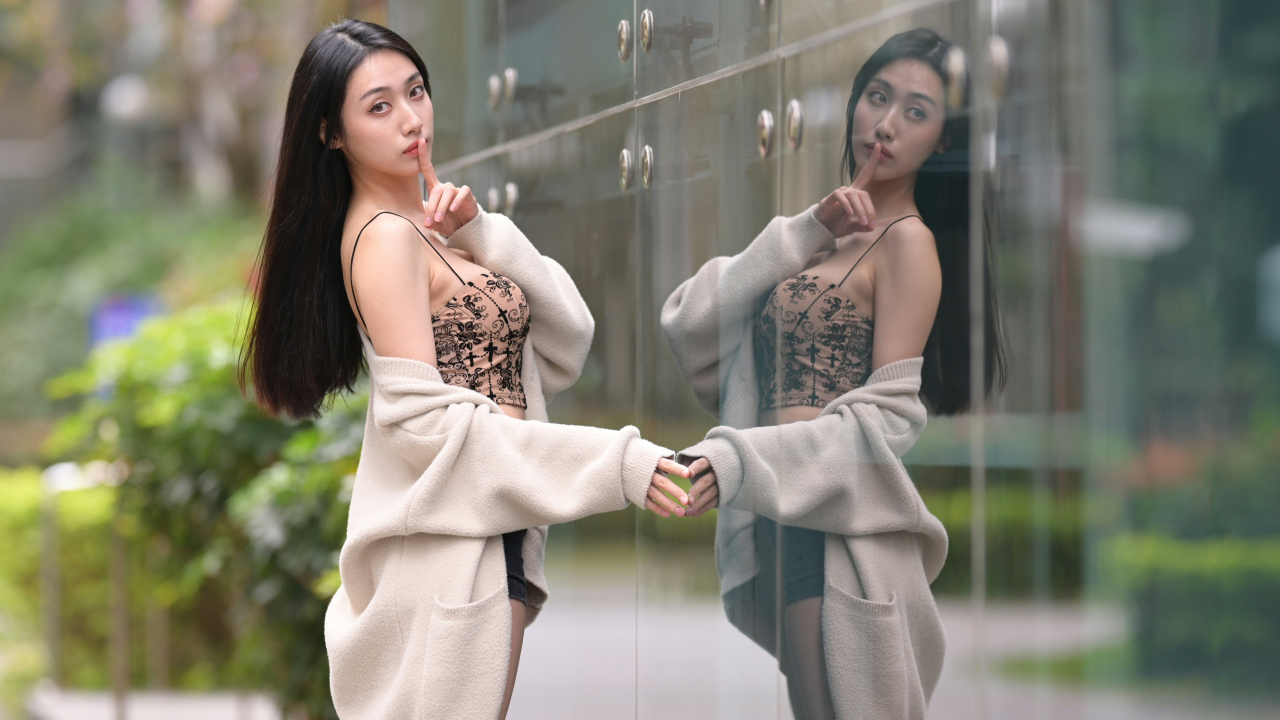 Девушка азиатка просит помолчать