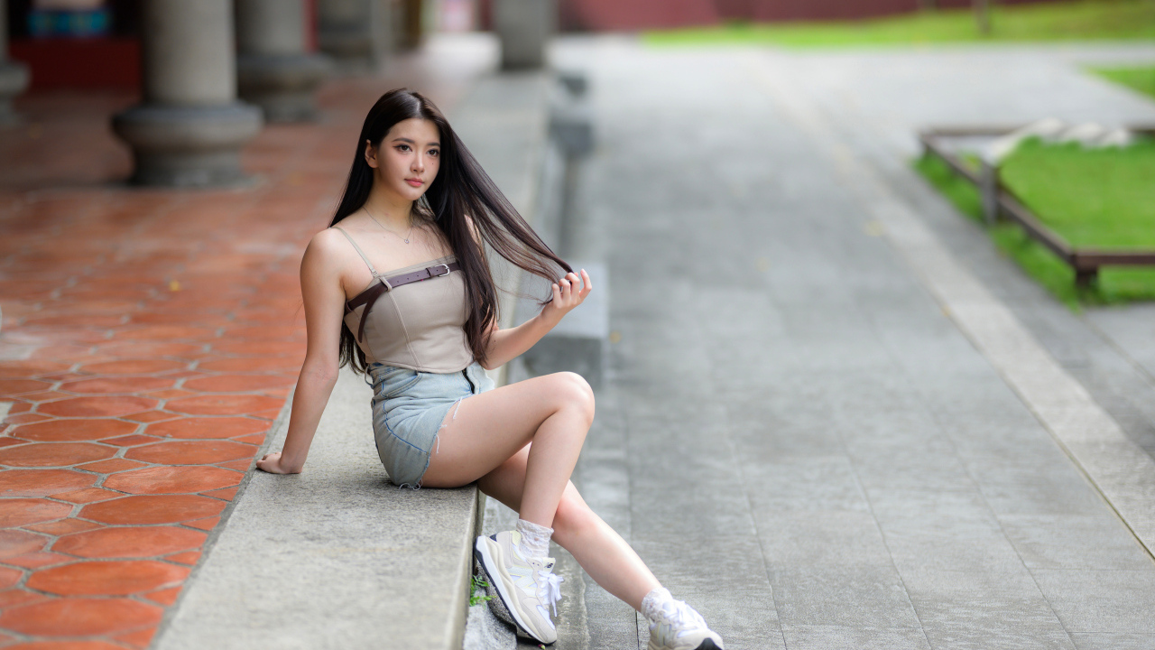 Девушка азиатка в белых кроссовках