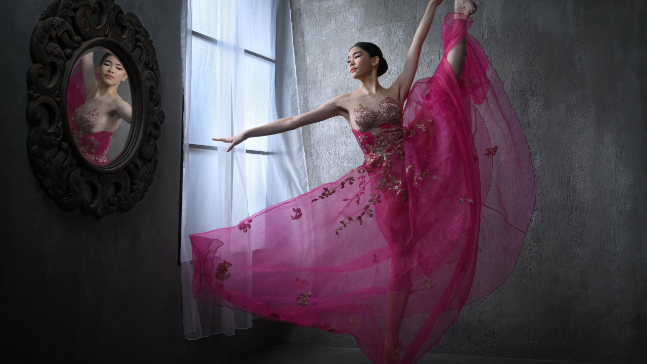 Девушка балерина в красивом розовом платье у окна