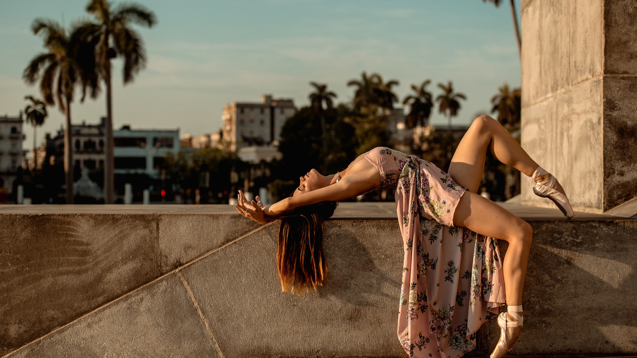 Девушка балерина в платье греется на солнце