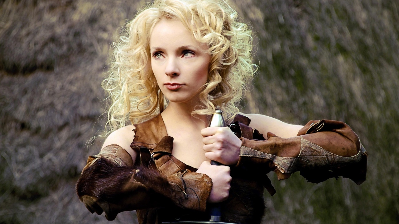 Красивая блондинка с мечом в руках