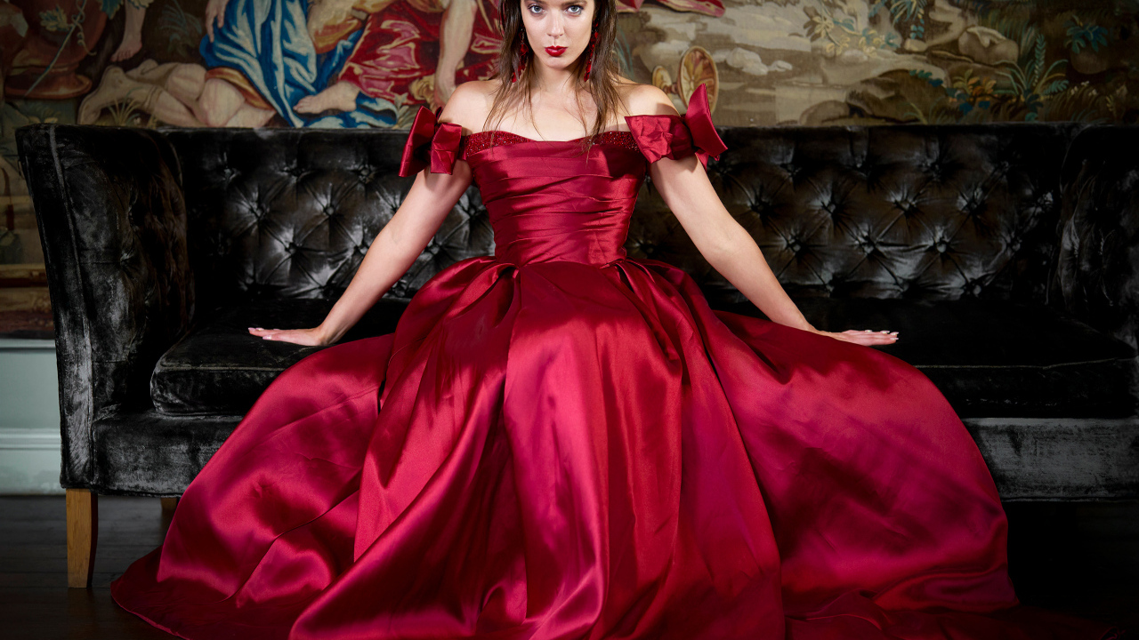Красивая девушка в красном бальном платье