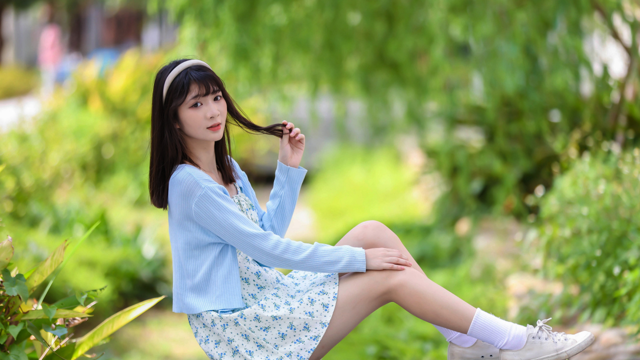 Милая азиатка в голубой кофте и в платье