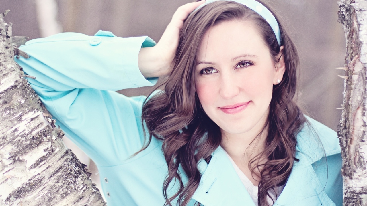 Милая девушка с карими глазами в голубой рубашке