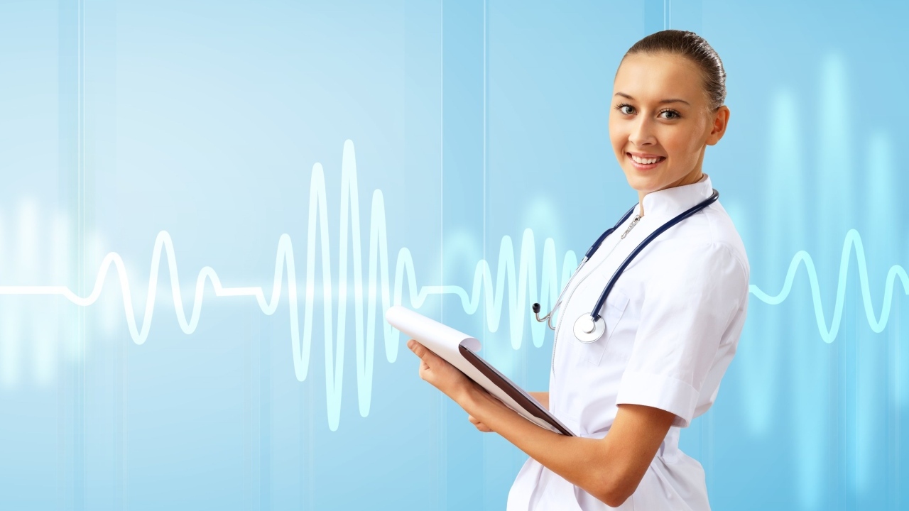 Девушка врач на фоне кардиограммы