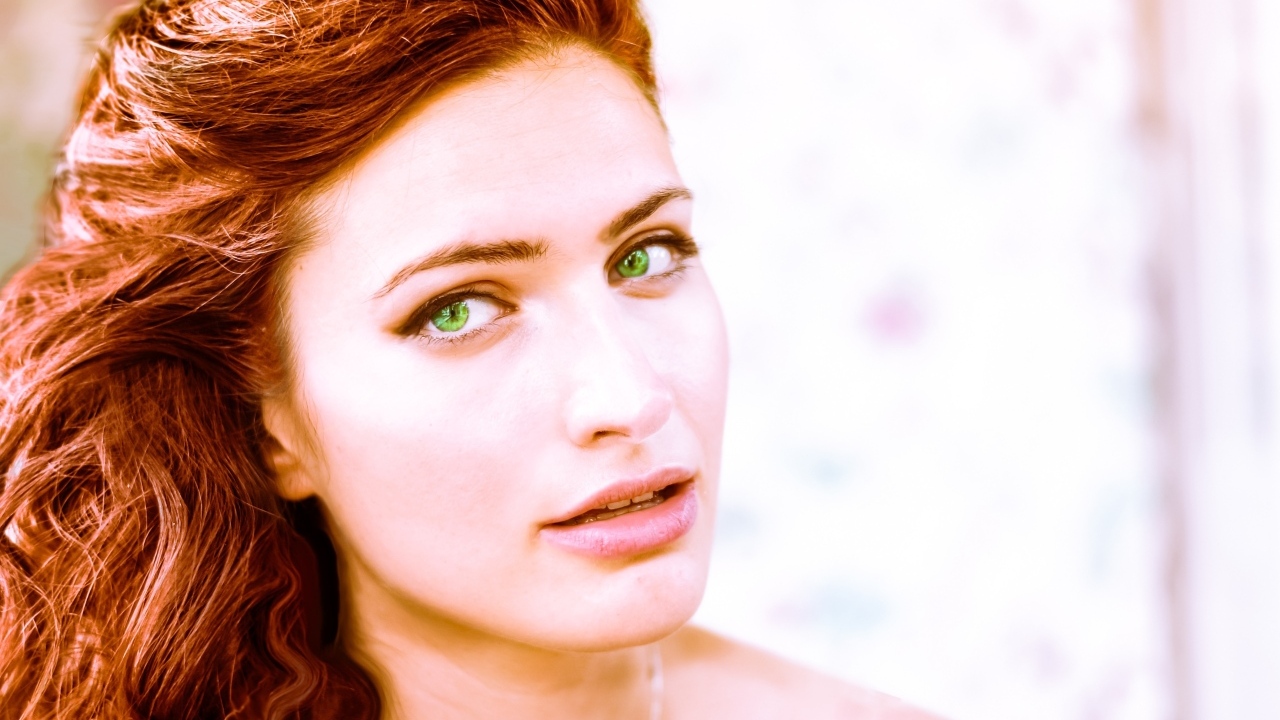 Зеленоглазая рыжеволосая девушка крупным планом