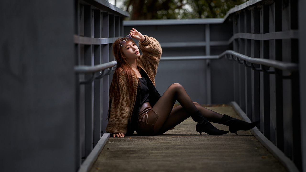 Длинные ноги у молодой азиатки в теплой кофте