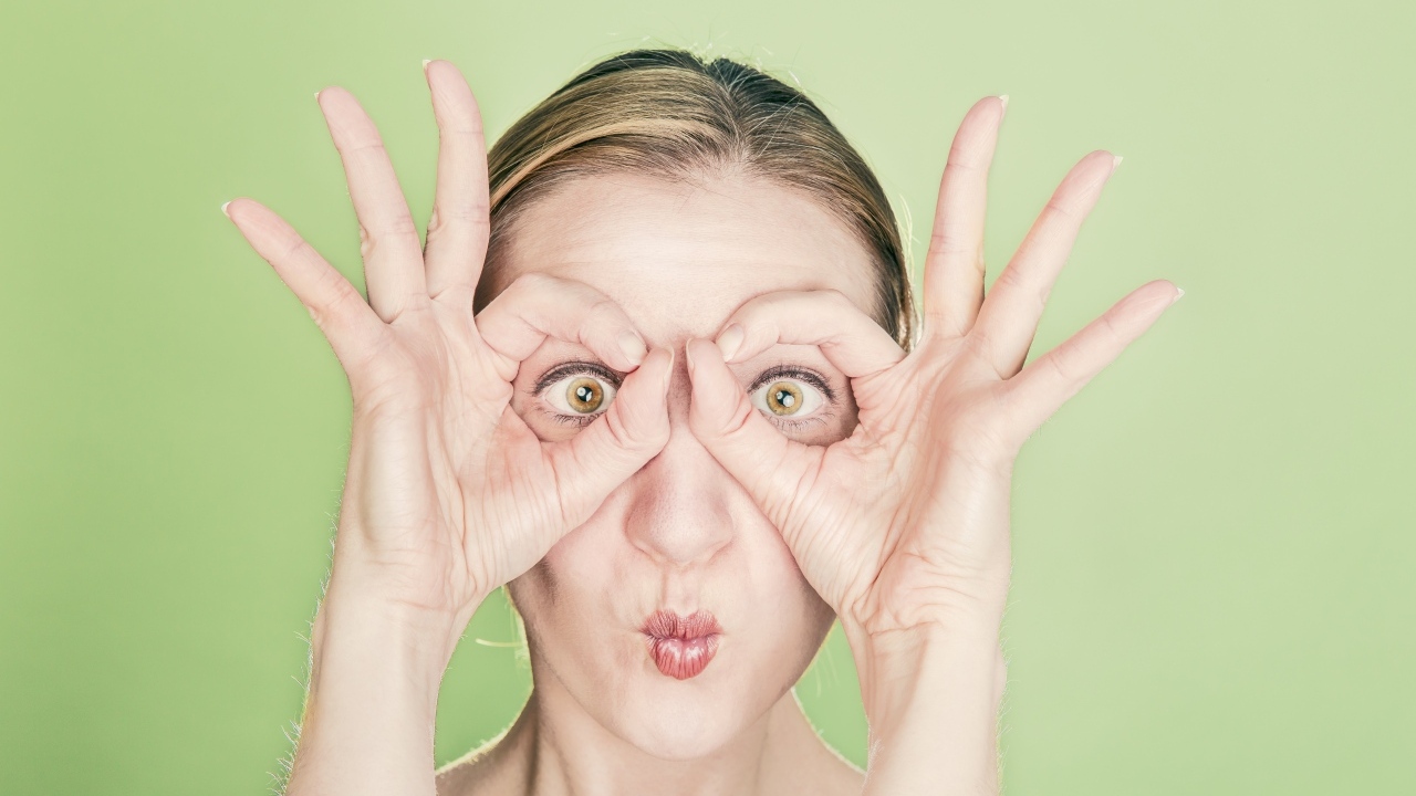 Удивленная девушка с руками у лица