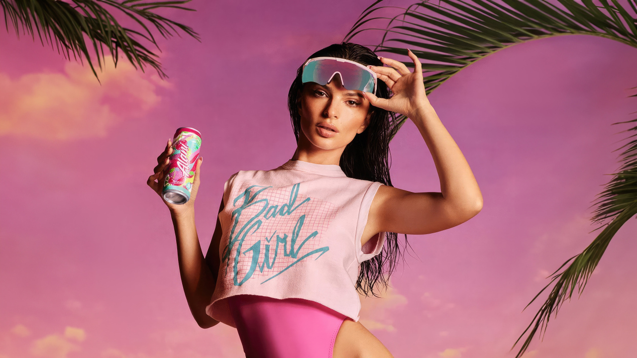 Американская модель Эмили Ратаковски на розовом фоне